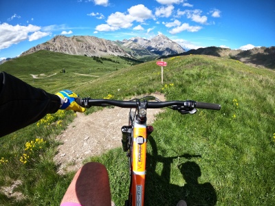 mountain bike a Montgenèvre in estate, con il centro prenotazioni